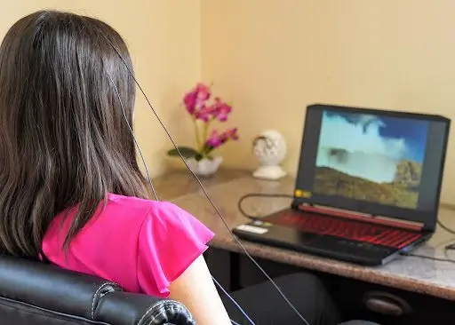 girl neurofeedback session - dr. roseann