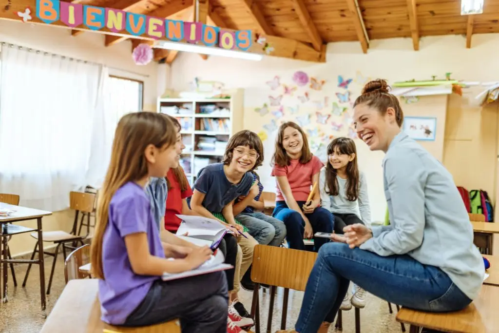kids discussing on a classroom