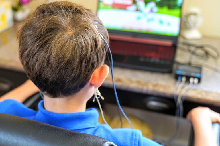 Discover how can neurofeedback therapy help memory. Enhance recall, focus & cognitive function with this non-invasive brain training.